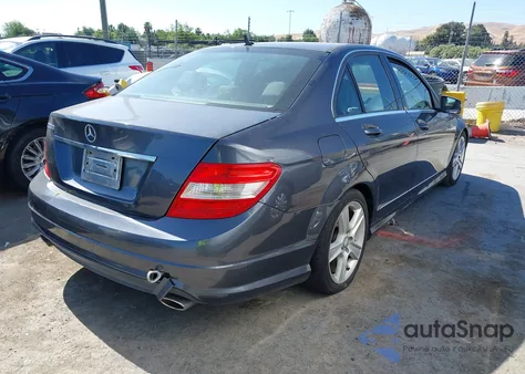 2011 Mercedes-Benz C 300 Luxury/Sport z USA, uszkodzony, nr VIN WDDGF5EB6BR185986